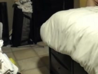 Сексуальная мамаша в чулках трахается с сыном дома на кровати